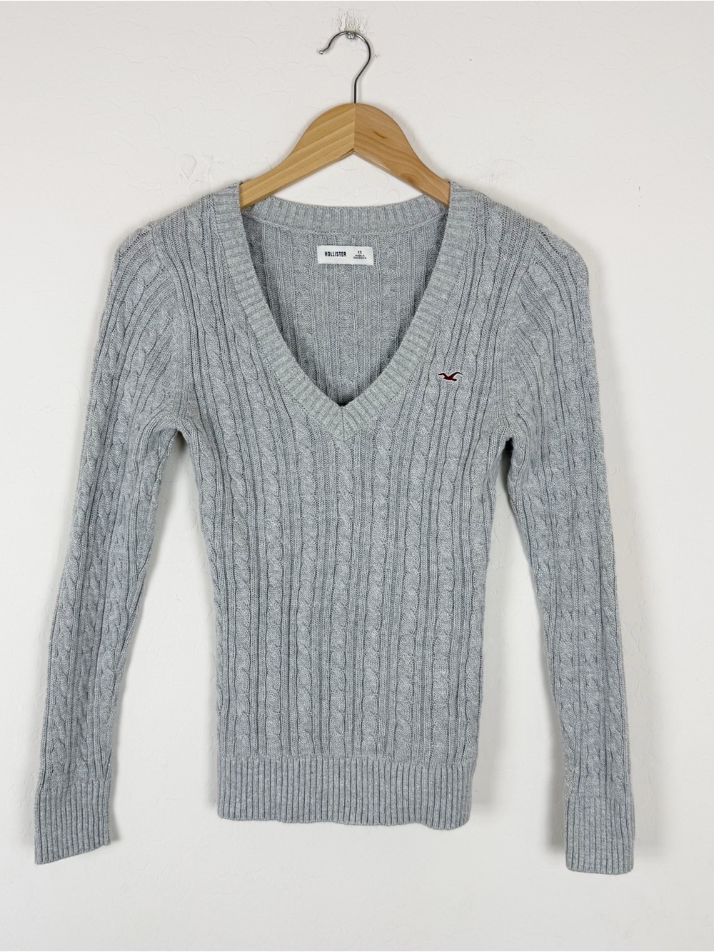 Hollister fitted cable knit V-neck sweater in light gray